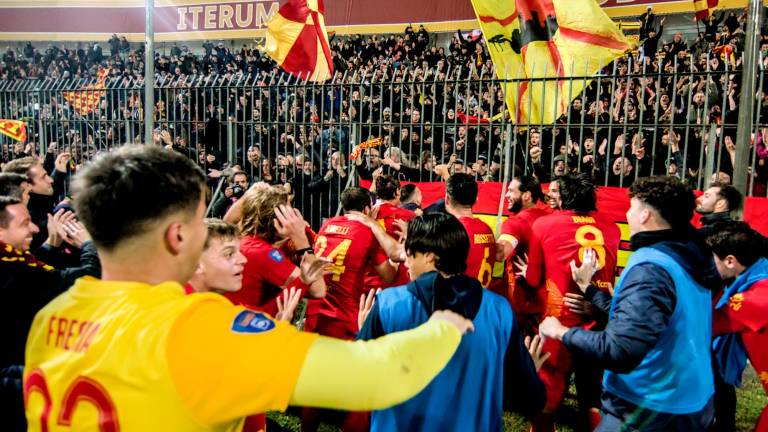 Il Ravenna festeggia la vittoria (Fotoservizio Massimo Fiorentini)