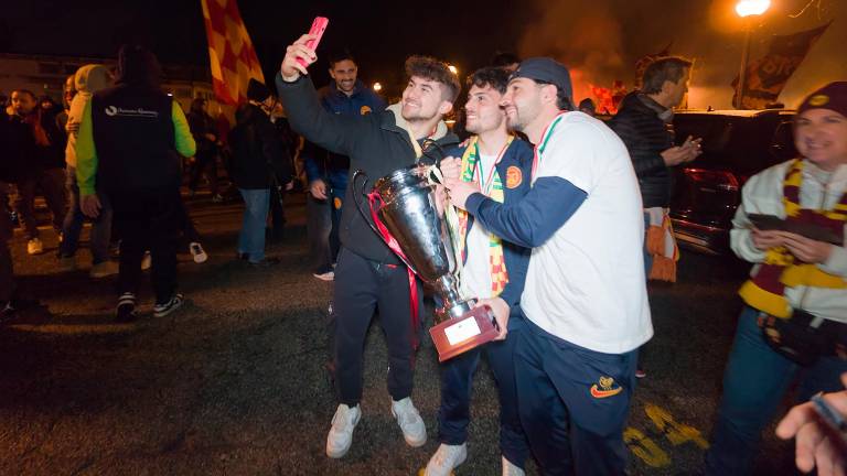 Delirio giallorosso per la Coppa Italia: I tifosi del Ravenna fanno festa con i giocatori al rientro dopo la vittoria del trofeo VIDEO GALLERY