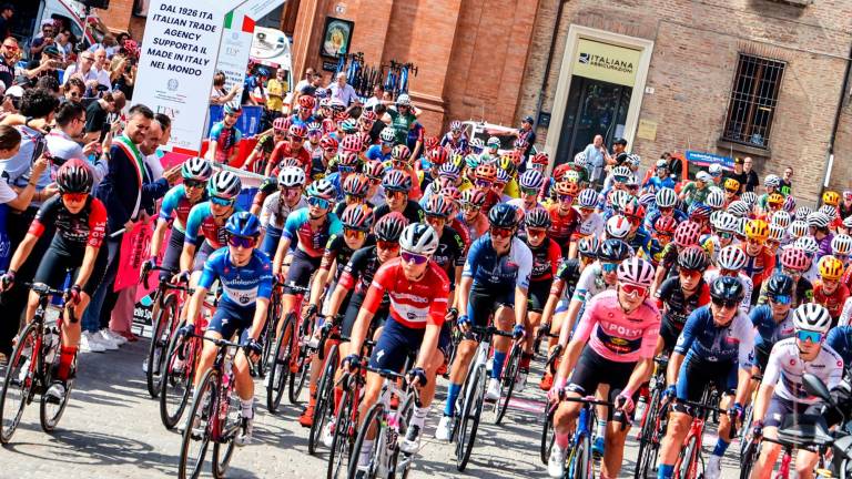 Ciclismo, In tanti in piazza Matteotti a Imola per la partenza della quarta tappa del Giro d’Italia Women GALLERY E VIDEO