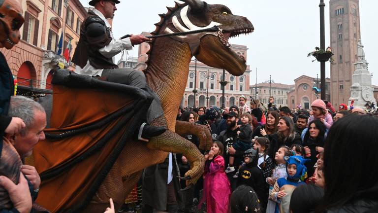 Drago in azione alla festa di carnevale in piazza Saffi (fotoservizio Fabio Blaco)