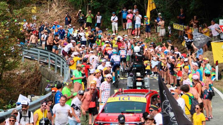 Tour de France, sul Barbotto muro di folla del popolo di Pantani: “Giustizia per Marco” VIDEO GALLERY