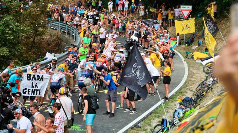 Tour de France, sul Barbotto muro di folla del popolo di Pantani: “Giustizia per Marco” VIDEO GALLERY