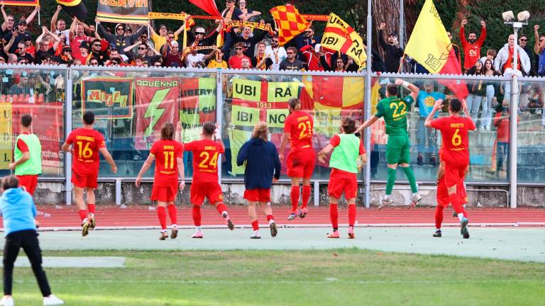 Il Ravenna festeggia la vittoria di Imola (Fotoservizio Mauro Monti Mmph)