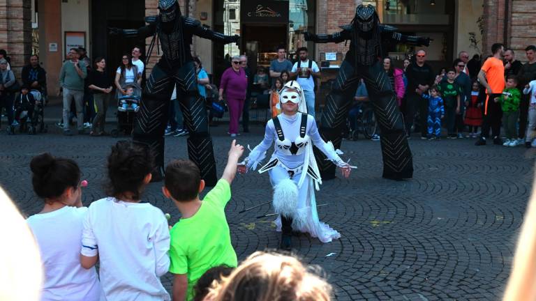 Forlì. Acrobati, giocolieri e artisti di strada in piazza per il Carnevale delle meraviglie FOTOGALLERY