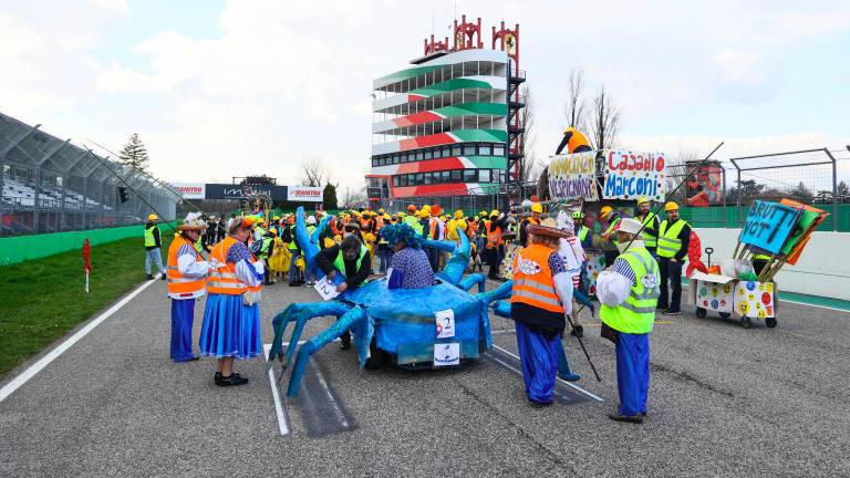 Carnevale a Imola, la sfilata dei fantaveicoli. VIDEO E GALLERY