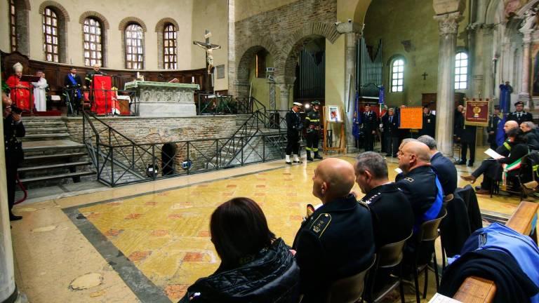 Ravenna. Basilica di San Francesco affollata per la messa per Santa Barbara, patrona dei vigili del fuoco. Il dono dei bambini