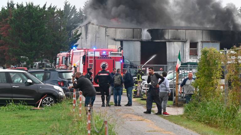 Meldola, violento incendio allo sfasciacarrozze, altissima colonna di fumo VIDEO e FOTOGALLERY