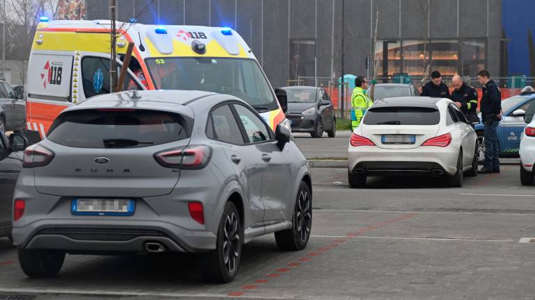 Forlì, aggredito per gelosia da due uomini al centro commerciale