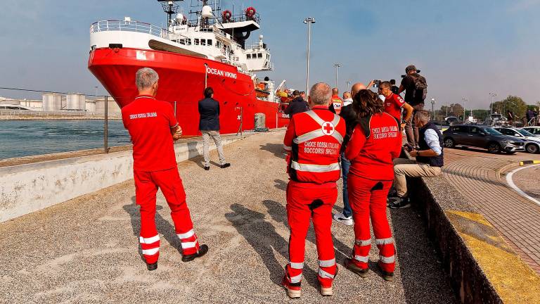 Ravenna, arrivata l’Ocean Viking al porto. A bordo 47 migranti