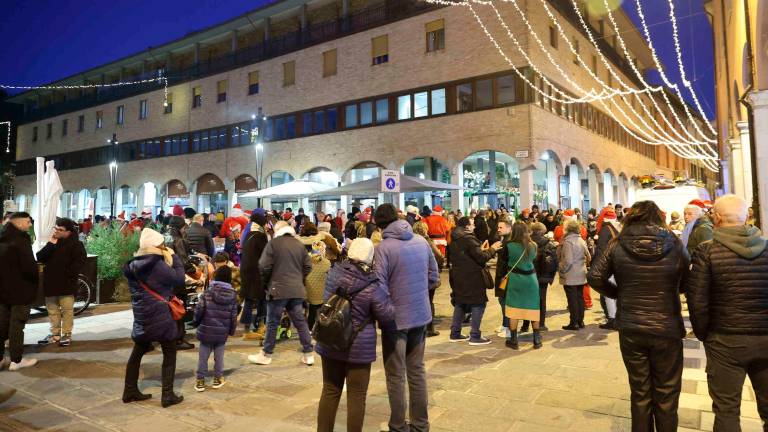 A Cesena i Babbi Natale sfrecciano in Vespa e portano doni ai bambini VIDEO e FOTOGALLERY