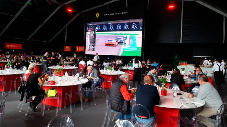 Imola, il mondo Ferrari in passerella sulla pista e nel paddock e sabato mattina il Ferrari Show dal centro città fino all’autodromo