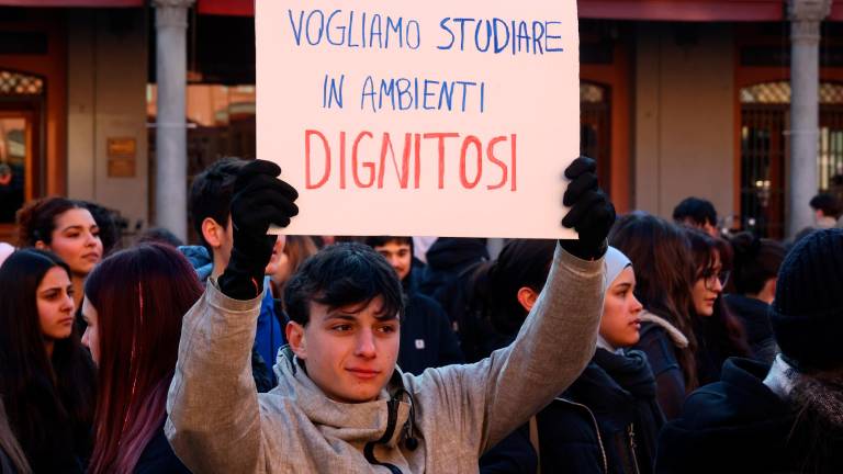 Imola, gli studenti in piazza: “Ci servono più aule, non più bombe” VIDEO GALLERY