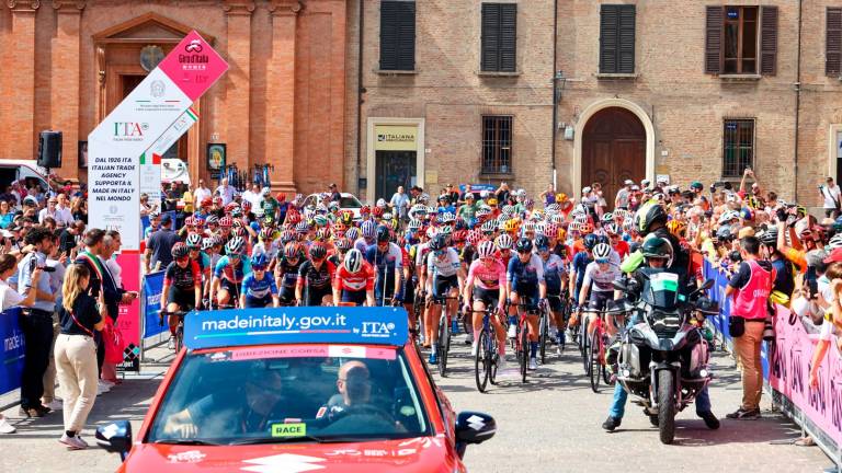 Ciclismo, In tanti in piazza Matteotti a Imola per la partenza della quarta tappa del Giro d’Italia Women GALLERY E VIDEO