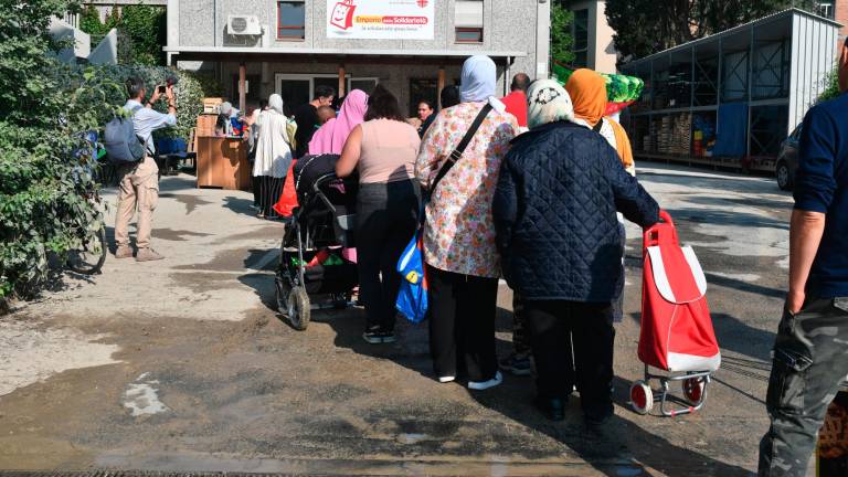 Persone in fila all’Emporio solidale di Forlì (foto Fabio Blaco)