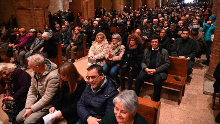 Forlì. Il vescovo Livio Corazza ha aperto il Giubileo in città: pellegrinaggio da San Mercuriale al Duomo FOTO