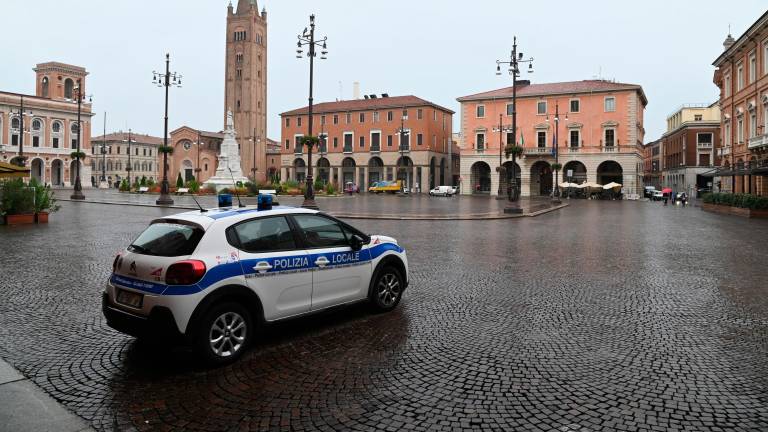 Polizia locale in piazza Saffi