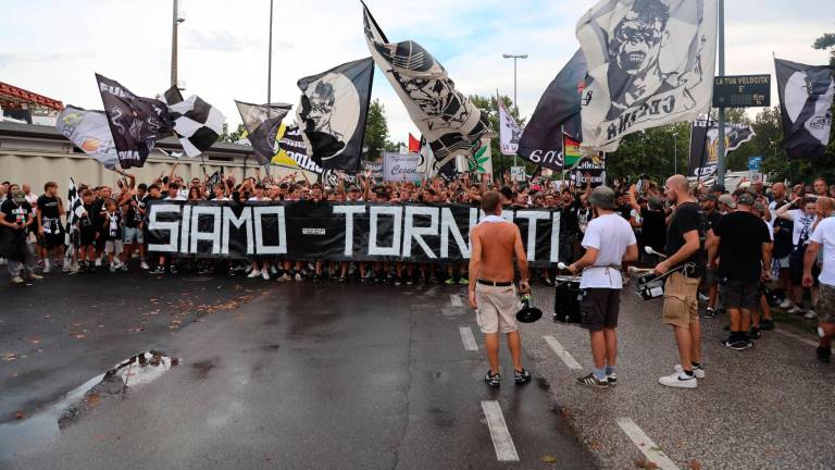 Il corteo della curva Mare dalla stazione all’Orogel Stadium-Dino Manuzzi: “Ti seguo sempre anche se piove sempre!” VIDEO GALLERY