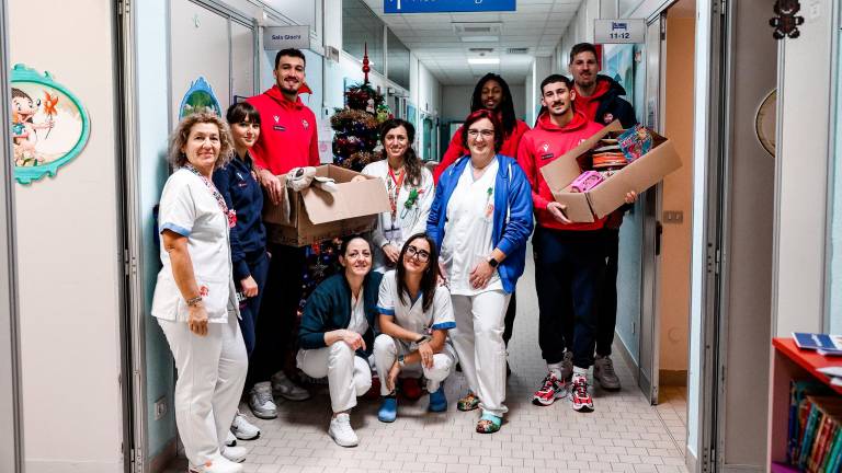 I giocatori dell’Unieuro consegnano alla Pediatria di Forlì i giochi donati dai tifosi - Gallery