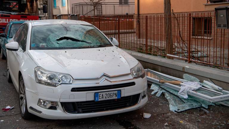 Imola, esplosione in un appartamento in via Gioberti, un ferito lieve e danni a tre abitazioni