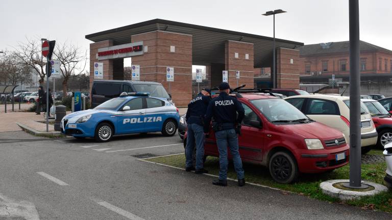 Cesena, auto danneggiate in zona stazione: la Polizia passa al setaccio le immagini delle telecamere