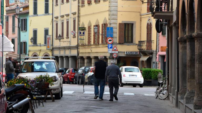 Uno scorcio del centro di Galeata con il Municipio (foto Blaco)