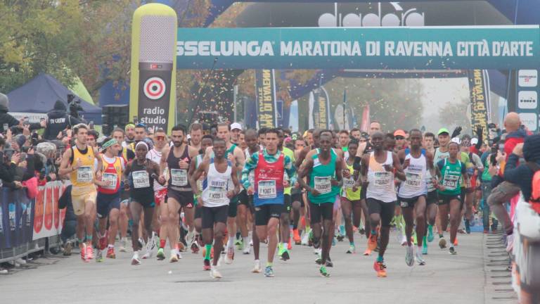 Maratona di Ravenna, una folla colorata attraversa la città GALLERY