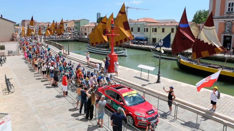 Tour de France a Cesenatico: lo spettacolo della partenza in un mare di folla - VIDEO GALLERY