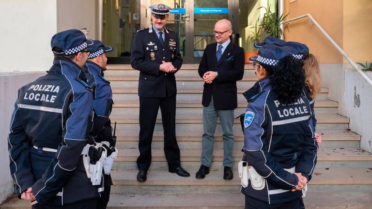 Il comandante Piselli e l’assessore Ferrini con alcuni agenti