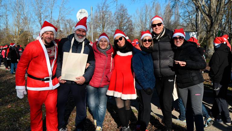 Forlì, dalla camminata dei Babbo Natale 5mila euro per lo Ior grazie al record di partecipanti VIDEO GALLERY