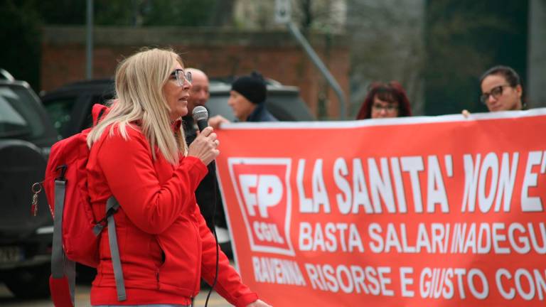 Ravenna, “basta aggressioni e un giusto contratto al personale sanitario”: Fp Cgil manifesta davanti all’ospedale - Gallery