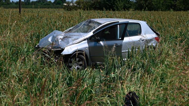 La vettura del giovane finita in mezzo a un campo (foto Blaco)