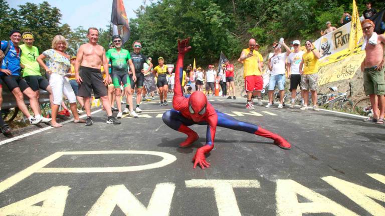 Tour de France, sul Barbotto muro di folla del popolo di Pantani: “Giustizia per Marco” VIDEO GALLERY