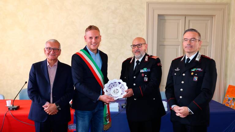 L’omaggio del sindaco Della Godenza al maresciallo Voccia (foto Monti)