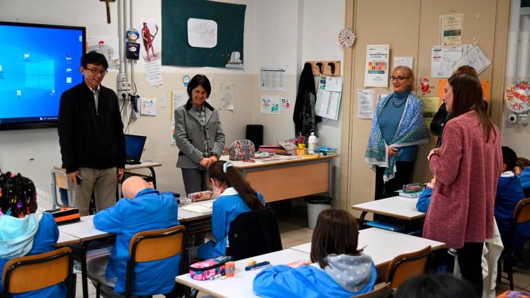 Forl insegna la 5B della scuola Dante Alighieri in uno studio