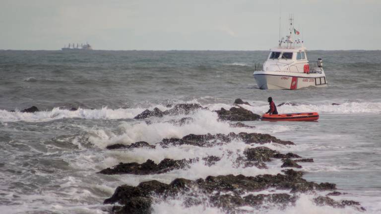 Ravenna. Salvato in mare un giovane surfista aggrappato agli scogli