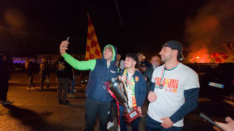 Delirio giallorosso per la Coppa Italia: I tifosi del Ravenna fanno festa con i giocatori al rientro dopo la vittoria del trofeo VIDEO GALLERY