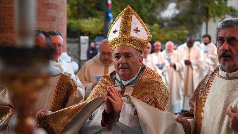 Forlì. Il vescovo Livio Corazza ha aperto il Giubileo in città: pellegrinaggio da San Mercuriale al Duomo FOTO