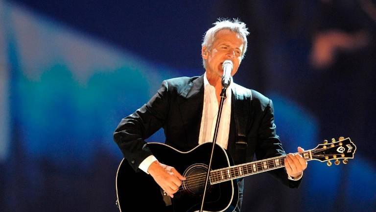 Claudio Baglioni con la chitarra