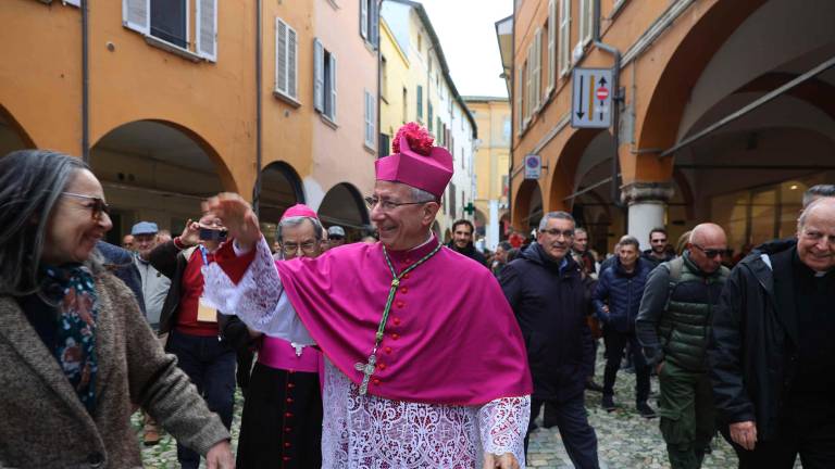 Cesena. Bagno di folla in piazza del Popolo per l’abbraccio con il nuovo vescovo Caiazzo. FOTO GALLERY