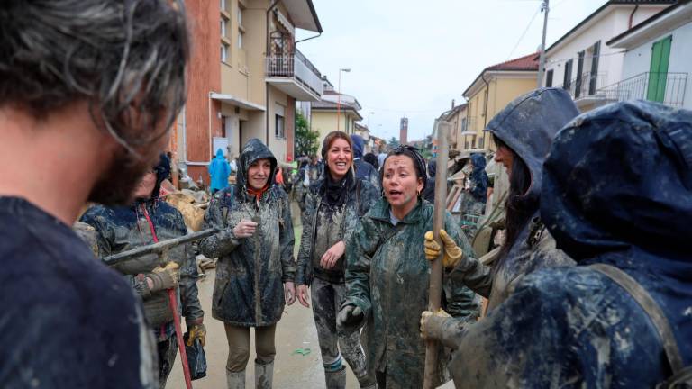 Alcune donne impegnate nella pulizia delle strade nell’alluvione del maggio 2023