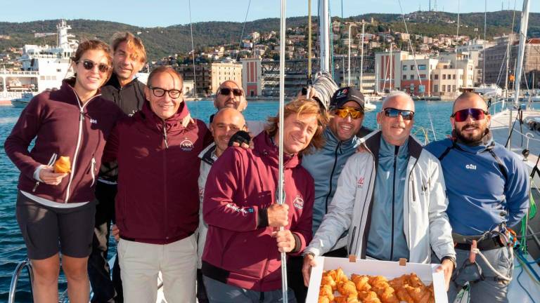 Il presidente della Società velica di Barcola e Grignano Mitja Gialuz porta le brioche all’equipaggio di Lo Re (skipper Matteo Forni)