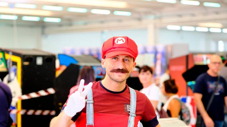 Un cosplayer nei panni di Super Mario Bros