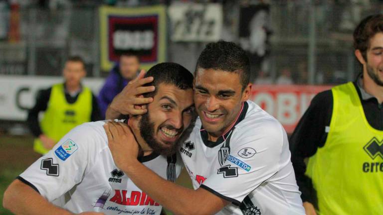 In alto Defrel esulta con Marilungo dopo il gol promozione contro il Latina