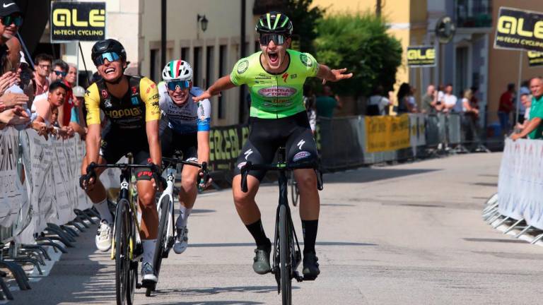 Lorenzo Montanari non riesce a trattenere un gesto di stizza sul traguardo