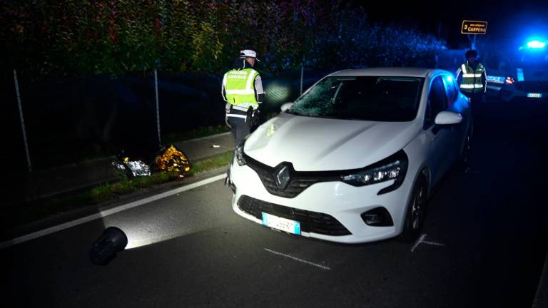 La Renault Clio che ha travolto e ucciso il 69enne (foto Fabio Blaco)