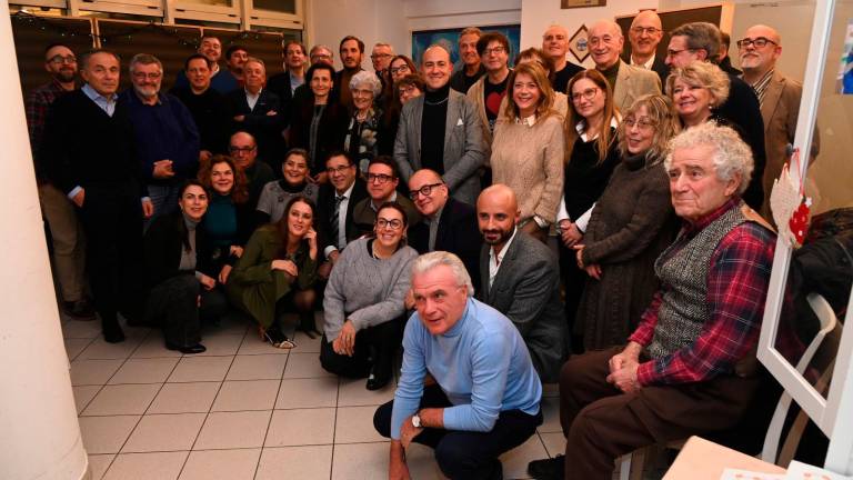 I giornalisti partecipanti alla cena di Assostampa alle Cucine popolari, con l’artista e il sindaco