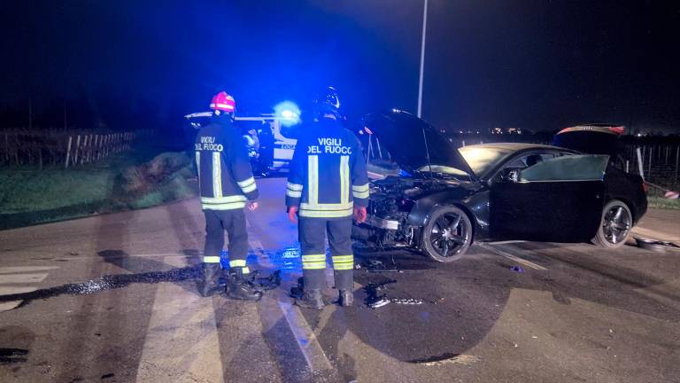 Lugo, auto nel fosso: bimba incastrata salvata dai vigili del fuoco GALLERY