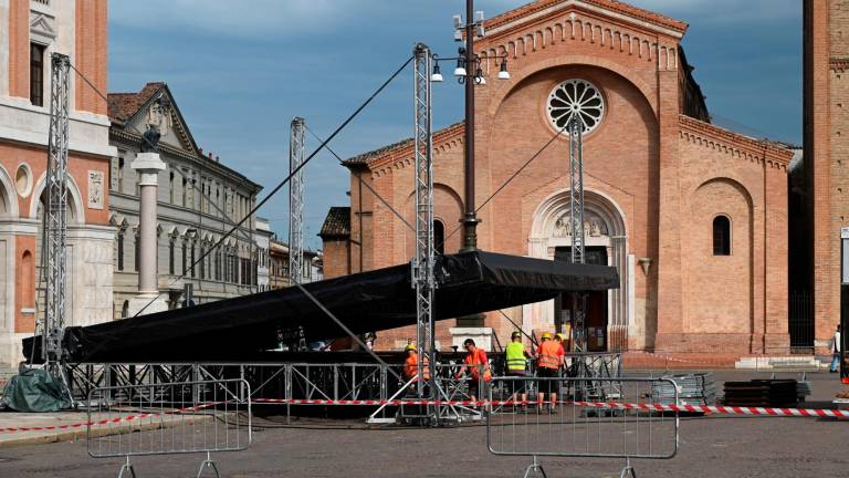 Il montaggio del palco in piazza Saffi foto blaco