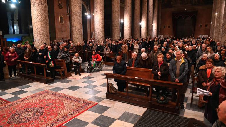 Forlì. Il vescovo Livio Corazza ha aperto il Giubileo in città: pellegrinaggio da San Mercuriale al Duomo FOTO