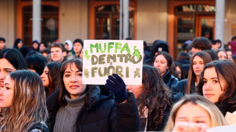 Imola, gli studenti in piazza: “Ci servono più aule, non più bombe” VIDEO GALLERY